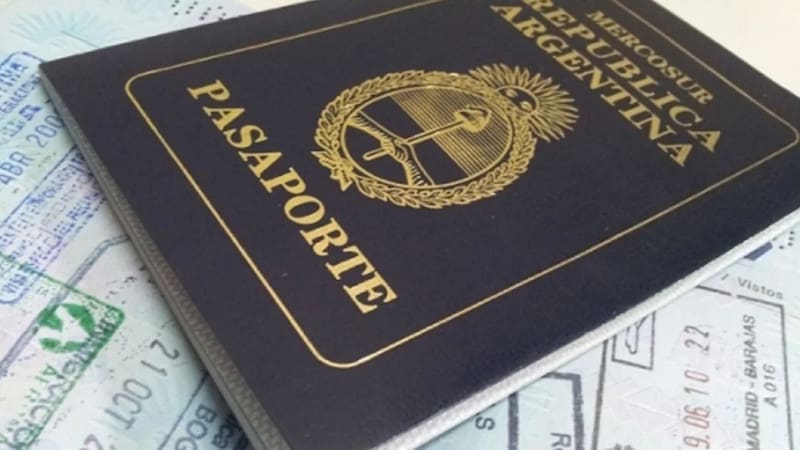 Argentina prohíbe la salida del país a los ciudadanos que viajen solo con este pasaporte.
