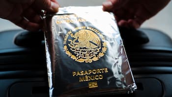 Papel aluminio en el pasaporte: por qué lo hacen en los aeropuertos más concurridos del mundo y para qué sirve