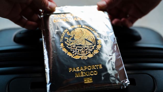 Papel aluminio en el pasaporte: por qué lo hacen en los aeropuertos más concurridos del mundo y para qué sirve