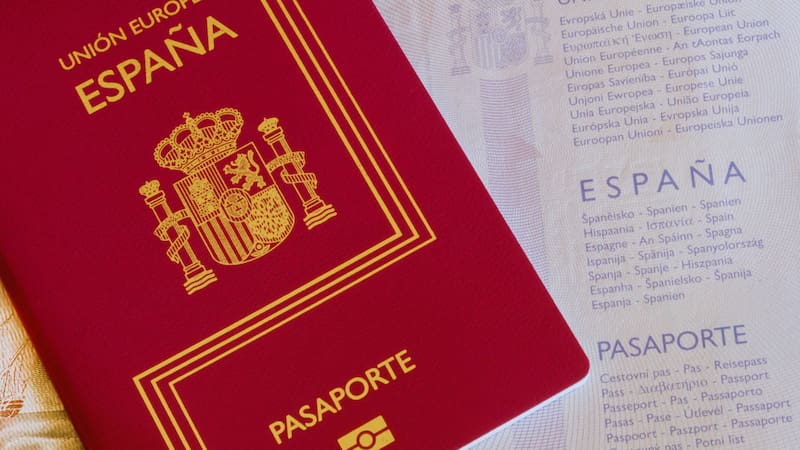 Las autoridades pueden anular un pasaporte por fraude documental, causas judiciales o razones de seguridad pública.