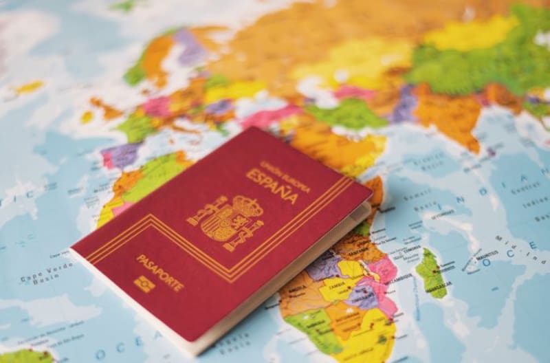 El pasaporte español puede perder su validez si el titular incurre en causas legales específicas previstas por la normativa.