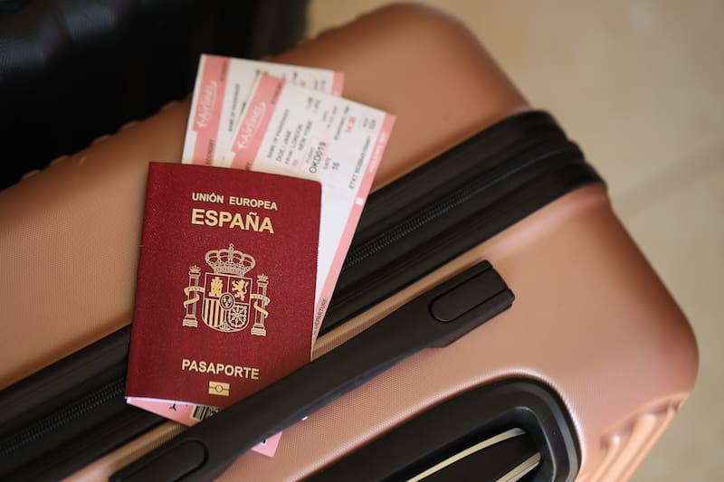 Antes de viajar, conviene revisar la fecha de caducidad del pasaporte y las condiciones de entrada exigidas por el país de destino.