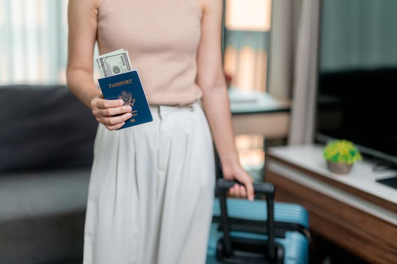 Algunos destinos pueden exigir autorizaciones electrónicas, formularios migratorios, pasajes de salida o comprobantes de alojamiento, incluso cuando no solicitan una visa tradicional.