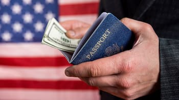 Cuánto dinero se puede ingresar o sacar de Estados Unidos sin tener que declararlo y cuáles son las consecuencias si te descubren en el aeropuerto
