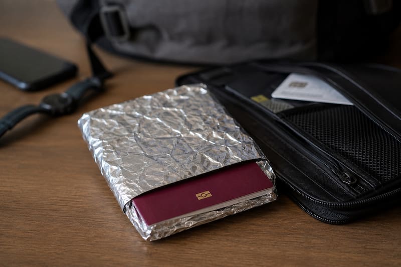 Los pasaportes actuales incluyen hoy un chip RFID (Identificación por Radiofrecuencia), un sistema que permite agilizar controles migratorios y almacenar información del viajero. (Fuente: IA)