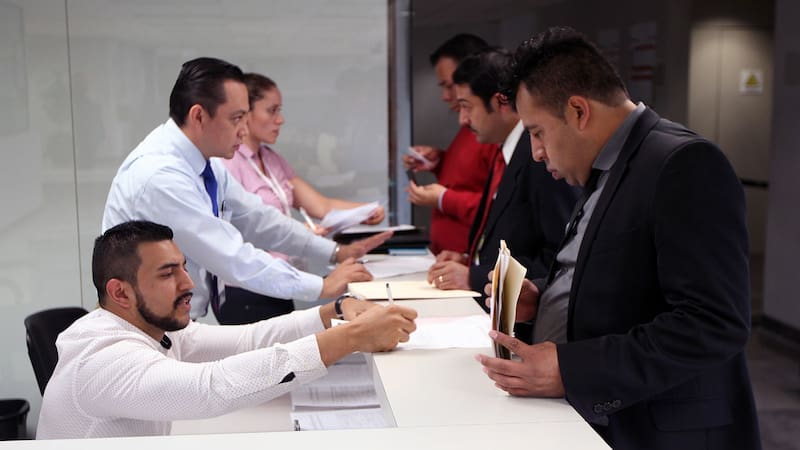 Al cambiar de nombre en México, la SRE debe registrar un impedimento administrativo sobre la identidad anterior para evitar irregularidades.