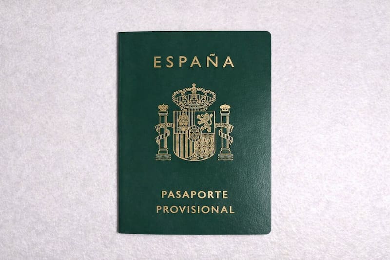 El pasaporte provisional español se emite en situaciones de urgencia, pero no incluye chip biométrico y no es válido para viajar a Estados Unidos.