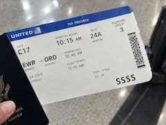 Atención viajeros | El código de 4 letras en el pasaje de avión que activa controles extras y demoras en los viajes