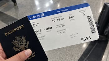 Atención viajeros | El código de 4 letras en el pasaje de avión que activa controles extras y demoras en los viajes