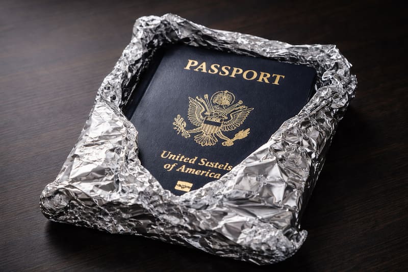 Expertos recomiendan envolver el pasaporte en papel de aluminio para evitar accesos no autorizados a datos personales. Fuente: ChatGPT.