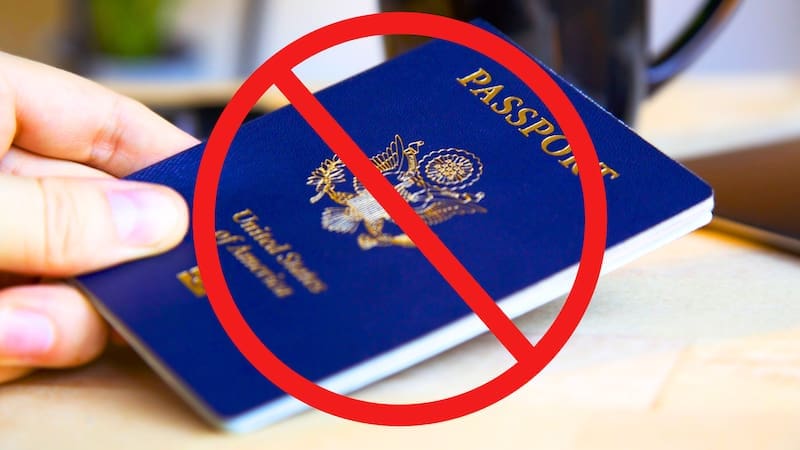 Presentar un pasaporte vigente, al que le queden al menos 6 meses restantes de validez para evitar que el viajero se quede indocumentado durante la estadía.