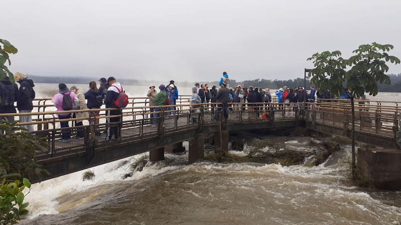 El Parque Nacional Iguazú suspenderá el acceso a la Garganta del Diablo desde este lunes para desmontar pasarelas y barandas. Foto: NA.