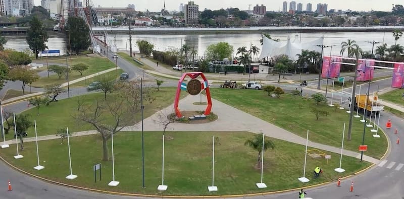 El centro del paseo es el Puente Colgante.