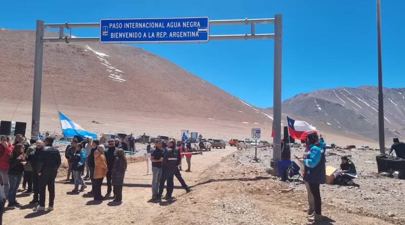 El Paso Internacional Agua Negra conecta San Juan con la Región de Coquimbo y es considerado el cruce fronterizo más alto entre Argentina y Chile.