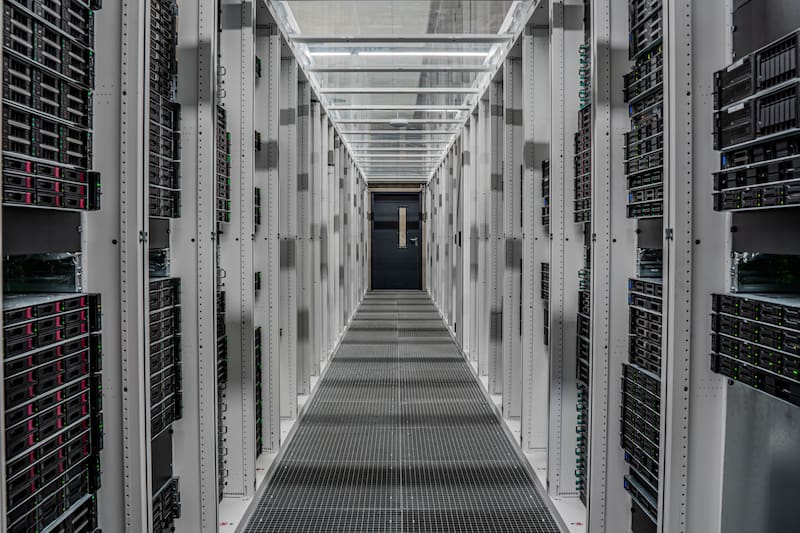 Interior del data center D4 con pasillos de refrigeración que alojan servidores Nvidia. La instalación tiene capacidad para 10000 servidores.