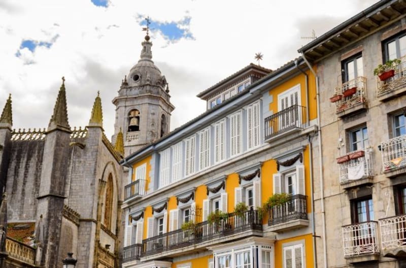 Este pueblo queda a una hora de Bilbao y tiene uno de los puertos más bellos del País Vasco.