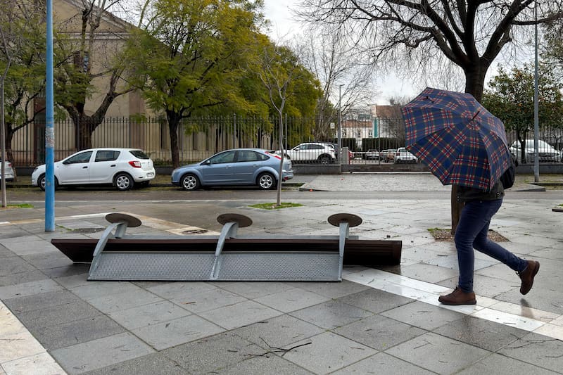 El temporal ha dejado escenas de riesgo en calles y carreteras, con rachas intensas de viento y lluvias persistentes en amplias zonas del país.
