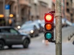 Por el Reglamento de Tránsito, los conductores que ignoren la luz roja del semáforo pueden ser sancionados y perder puntos en la licencia