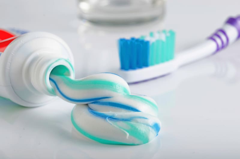 El método más reconocido y eficaz para tratar rayones leves es la utilización de pasta de dientes. Fuente: Shutterstock