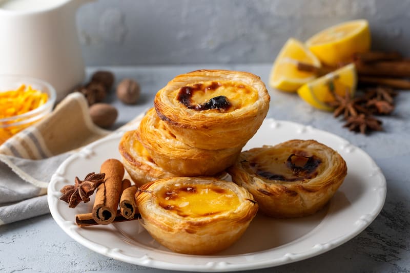 Los pasteles de nata son postres que forman parte de la tradición repostera portuguesa.