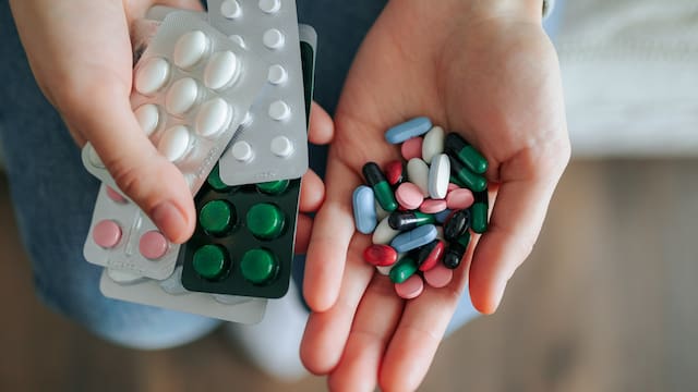 Partir las pastillas antes de tomarlas: por qué recomiendan no hacerlo y cómo afecta a la salud