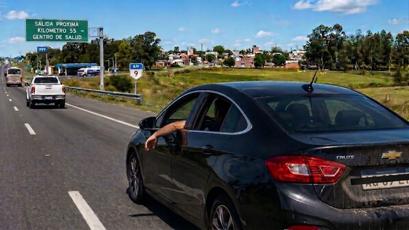 Confirmado y oficial | El Gobierno multará a todos los autos y motos que conduzcan con la patente tapada.