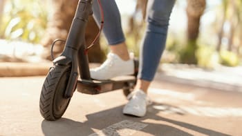 El Real Decreto 518/2026 establece que los patinetes tendrán nuevas reglas desde el 1 de octubre: casco obligatorio y edad mínima de 15 años