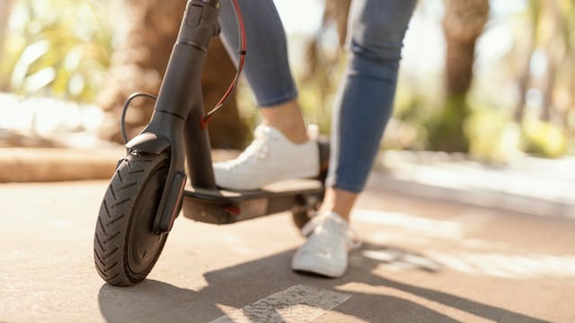 El Real Decreto 518/2026 establece que los patinetes tendrán nuevas reglas desde el 1 de octubre: casco obligatorio y edad mínima de 15 años