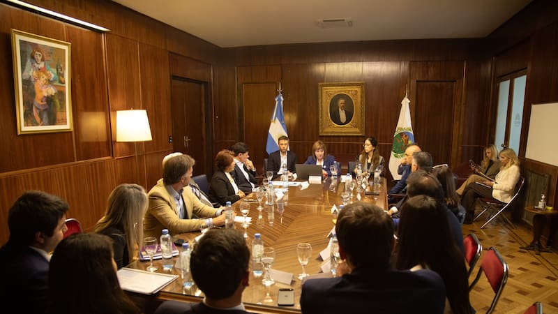 Patricia Bullrich con senadores LLA en el Anexo de la cámara Alta