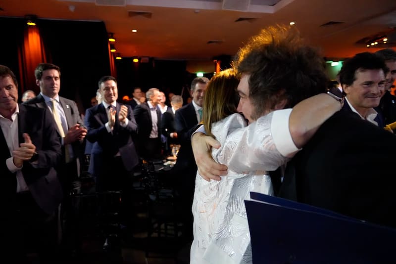 Patricia Bullrich y Javier Milei se mostraron abrazados en la cena de la Fundación Faro.