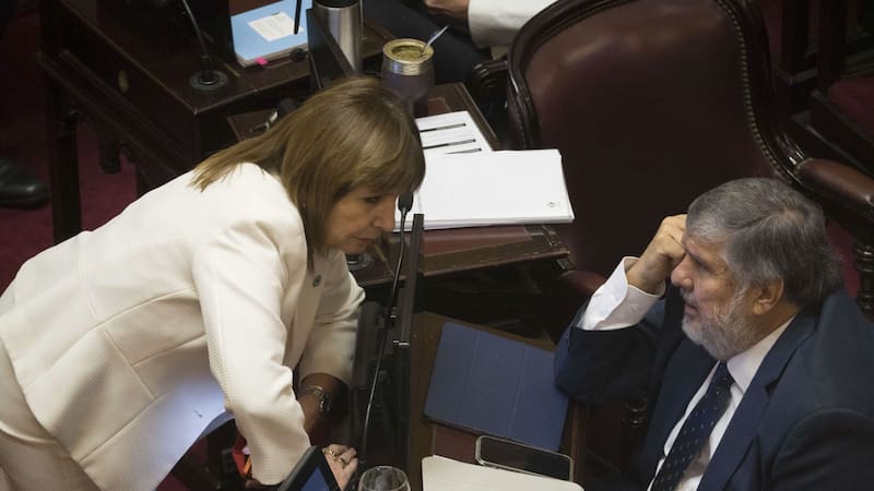 Patricia Bullrich y José Mayans durante la sesión en la que el oficialismo aprobó la reforma laboral