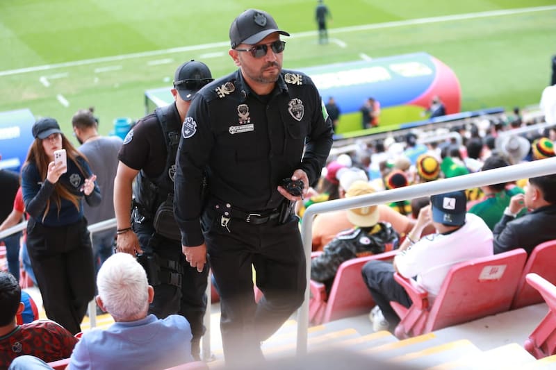 Presencia de elementos de la Policía Estatal de Jalisco en un partido eliminatorio rumbo al Mundial 2026.