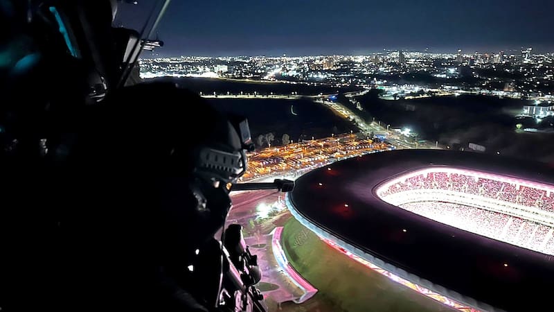 Un helicóptero de la Policía Estatal de Jalisco vigila el Estadio Akron durante un partido de eliminación rumbo al Mundial 2026.