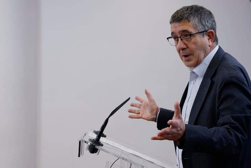 El portavoz del PSOE en el Congreso, Patxi López ofrece una rueda de prensa en el marco de la reunión de la Junta de Portavoces del Congreso, este martes.