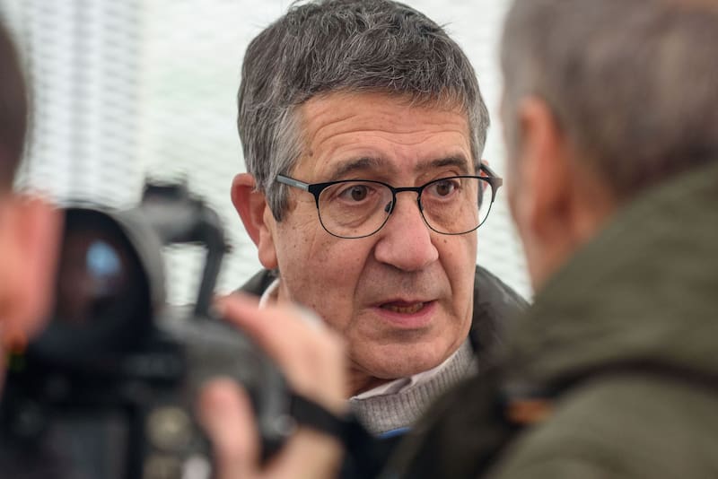 El portavoz, Patxi López, socialista acusó a la derecha de querer destruir a Sánchez porque “no pueden ganarle” y llamó a frenar el odio en la política.