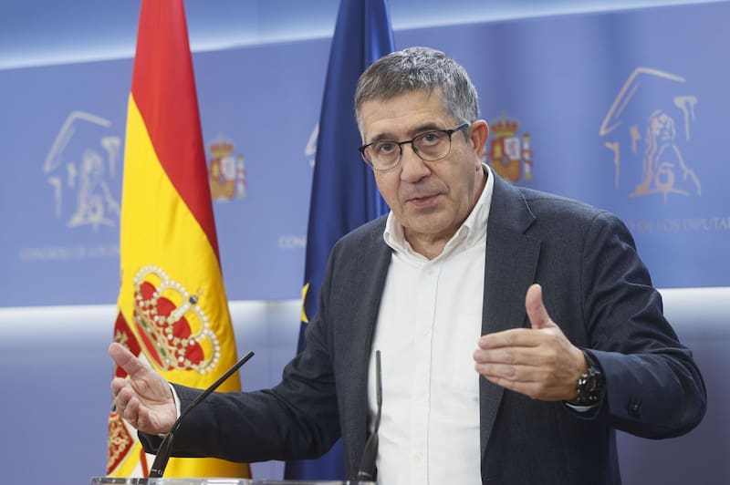 El portavoz del PSOE, Patxi López, recuerda que el PP apoyó iniciativas similares en el pasado y niega que la regularización provoque efecto llamada.