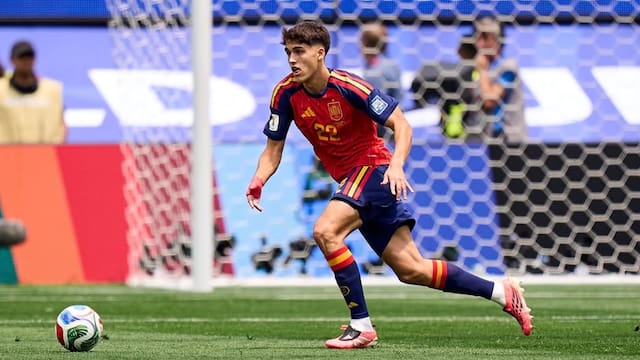 Pau Cubarsí, futbolista español: “Cuando ves a tus padres trabajar tan duro, eso se convierte en una referencia”