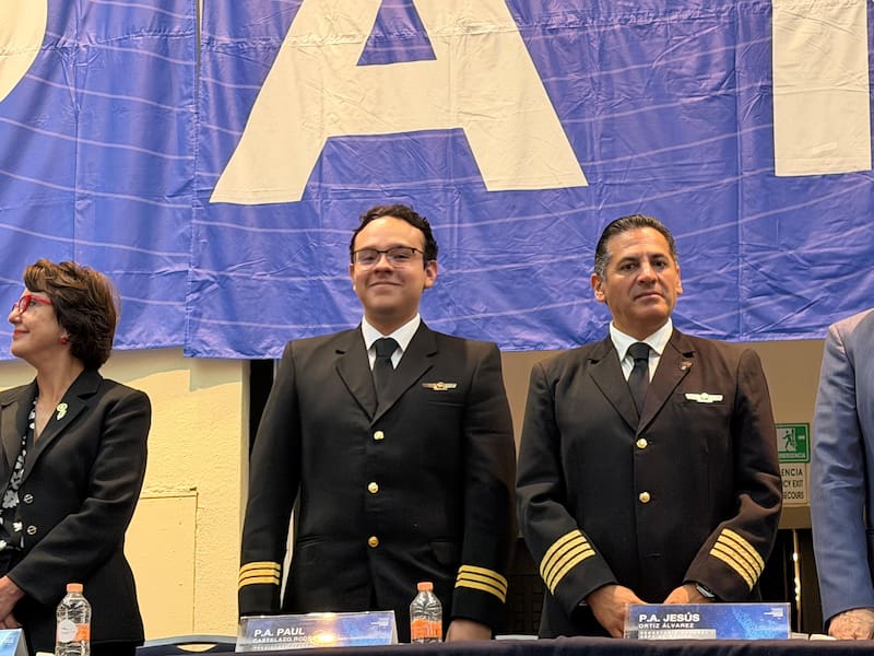 Al centro, Paul Castelazo, presidente del Colegio de Pilotos Aviadores de México (CPAM).