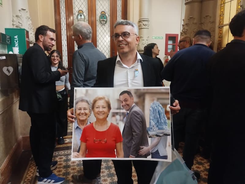 El diputado socialista Esteban Paulón con un montaje irónico del jefe de Gabinete Manuel Adorni con dos mujeres jubiladas