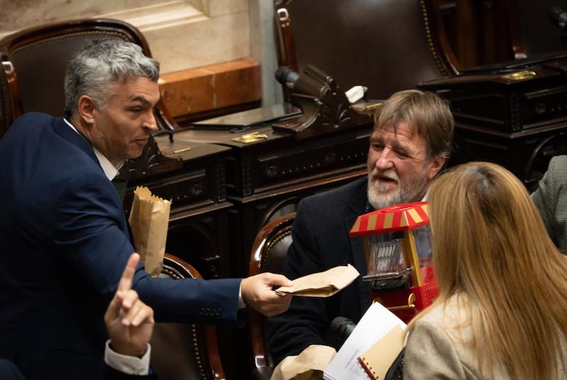 Esteban Paulón (PS) repartió pochoclos y llevó una pochoclera al recinto, antes de que comience la sesión