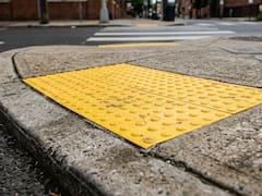 Qué significan y para qué sirven las baldosas amarillas con puntos en relieve que hay en las esquinas de las calles