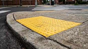 Qué significan y para qué sirven las baldosas amarillas con puntos en relieve que hay en las esquinas de las calles