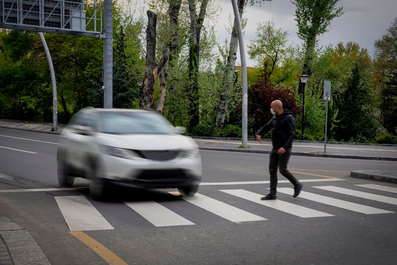 El artículo 6 del Reglamento de Tránsito establece las obligaciones de los conductores para garantiza la seguridad de los peatones.