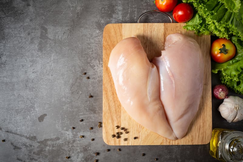 Cocinar pollo con vinagre ayuda a realzar el sabor, desglasar la sartén y mejorar la jugosidad si se usa en poca cantidad y en el momento adecuado.