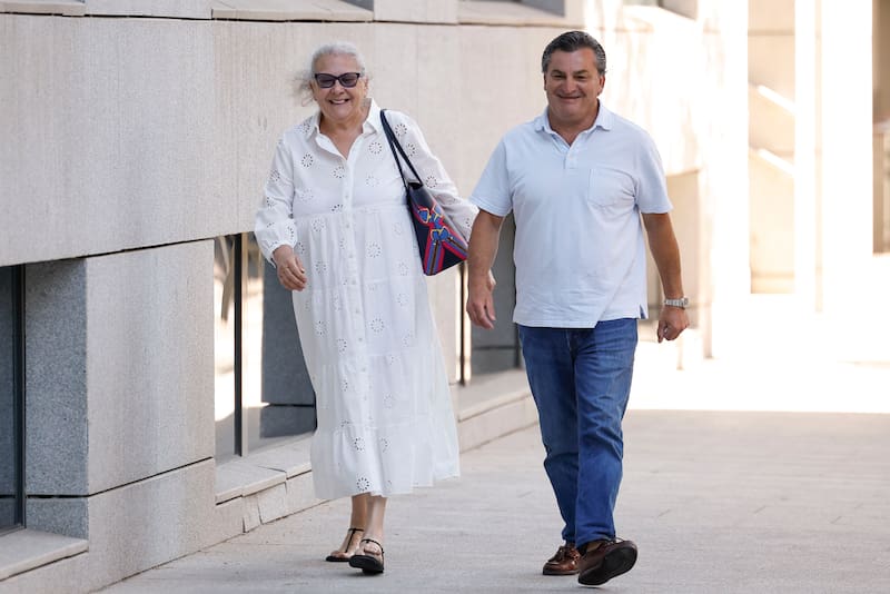 MADRID, 29/06/2026.- La empresaria Carmen Pano, que dijo haber llevado 90.000 euros en metálico a la sede socialista y Álvaro Gallego, el conductor que la trasladó hasta las inmediaciones de la calle Ferraz, a su llegada este lunes a la Audiencia Nacional, donde El juez Santiago Pedraz prosigue hoy con la ronda de interrogatorios en el caso Leire. EFE/ Chema Moya