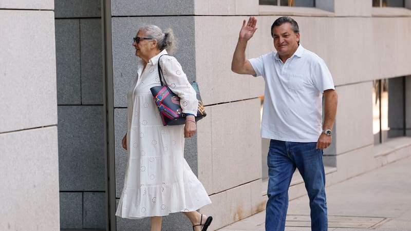 MADRID, 29/06/2026.- La empresaria Carmen Pano, que dijo haber llevado 90.000 euros en metálico a la sede socialista y Álvaro Gallego, el conductor que la trasladó hasta las inmediaciones de la calle Ferraz, a su llegada este lunes a la Audiencia Nacional, donde El juez Santiago Pedraz prosigue hoy con la ronda de interrogatorios en el caso Leire. EFE/ Chema Moya