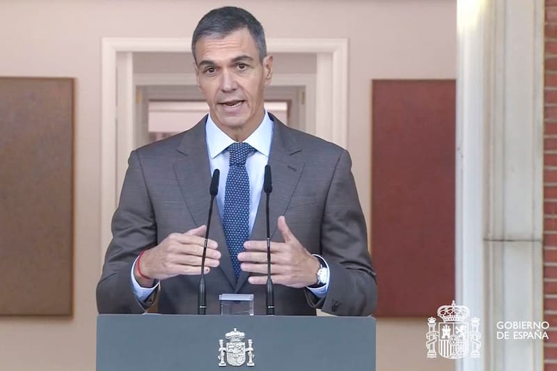 Captura de video de la comparecencia del presidente del Gobierno, Pedro Sánchez, este lunes en el Palacio de la Moncloa.
