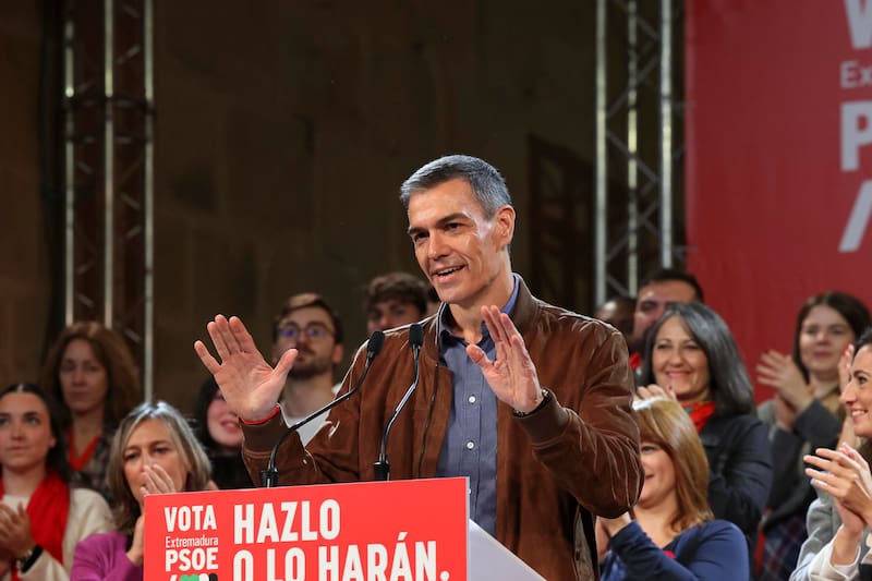 Pedro Sánchez defiende la acción del Gobierno y culpa al PP del auge de la extrema derecha.