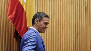 Sánchez reivindica la democracia y el PP le acusa de usar la memoria para “dividir al país”