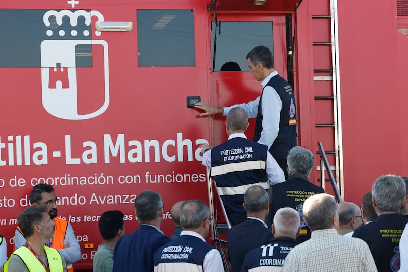 El presidente del Gobierno, Pedro Sánchez, a su llegada al lugar del accidente de dos trenes de alta velocidad, uno de Renfe y otro de Iryo, que han colisionado a primera hora de este miércoles a la altura de la estación de Urda (Toledo).